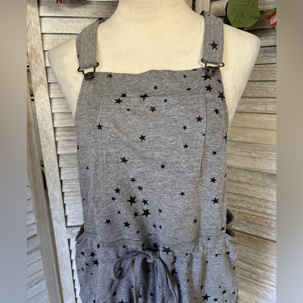 WALLFLOWER Women’s Romper Suspender Shorts SZ LG, Heather Gray w/ Black Stars ⭐️